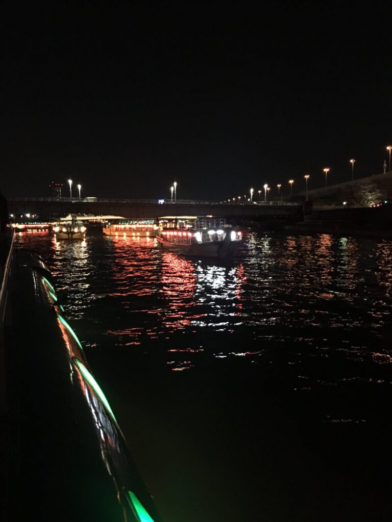 夜の隅田川にうかぶ屋形船