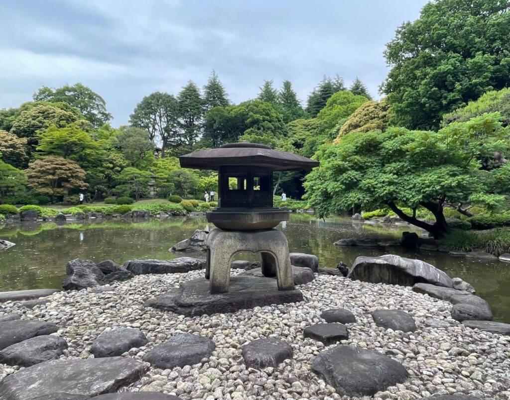 旧古川庭園の日本庭園の灯篭
